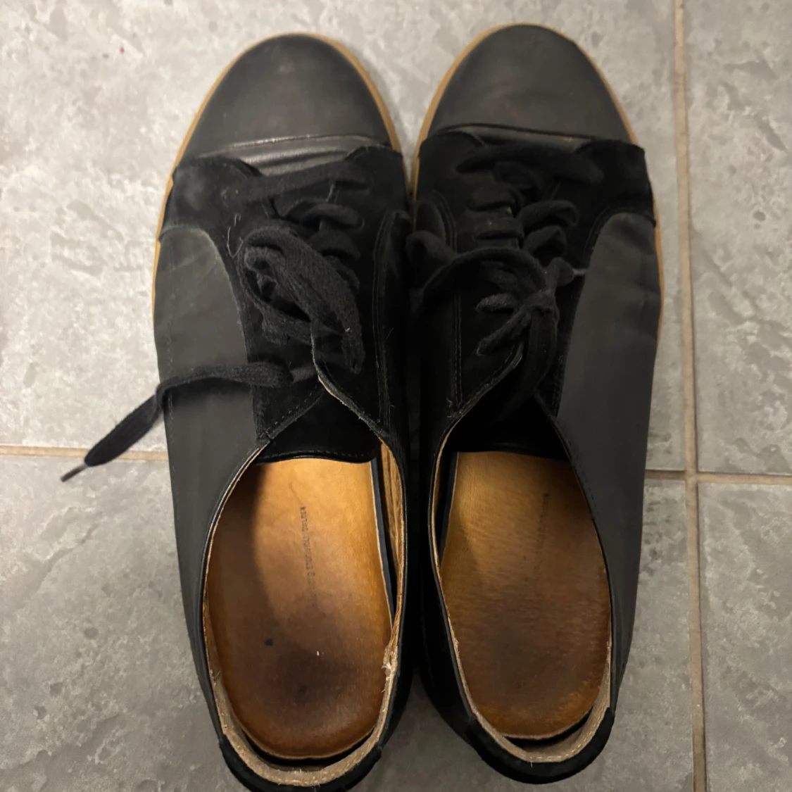 Svarta sneakers från hope med brun sula - 90