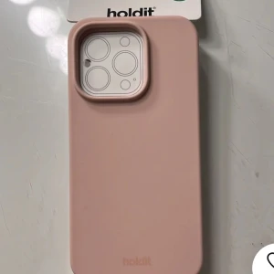 Rosa mobilskal från Holdit - Snyggt och stilrent rosa mobilskal från Holdit. Perfekt för att skydda din telefon med en elegant touch. Skalet har en slät yta och är designat för att passa perfekt runt kameran. Köpte fel storlek och därför säljer jag den💞