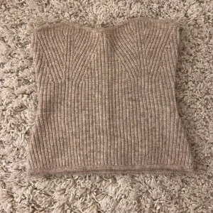 Beige ribbad tubtopp - Snygg beige ribbad tubtopp i helt ny skick då jag aldrig använt den. Väldigt snygg och inte stickig. 