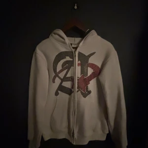 Vit hoodie från Aim for the Moon - Hej, Jag säljer nu denna snygga Fullzip Hoodie från Aim for the moon. Den är köpt för någon månad sedan och är endast andvänd ett fåtal gånger. Hör av dig vid funderingar🙌