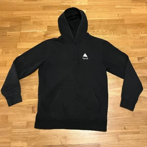 Burton Hoodie - Säljer min svarta Burton hoodie i gott skick, som inte används längre då jag har vuxit ur den. Nypris: 999kr