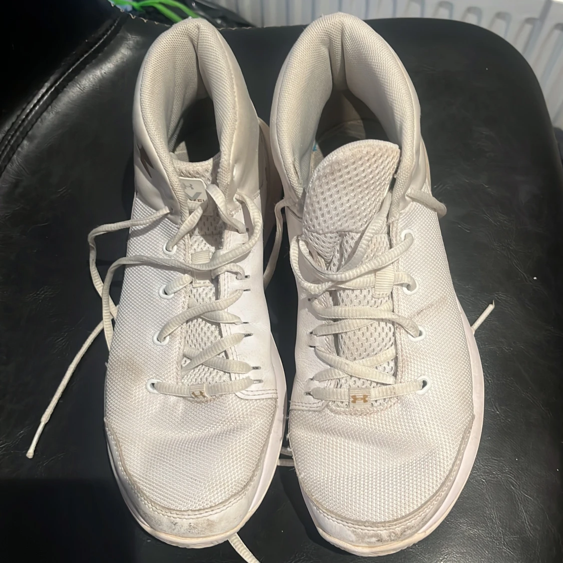 Vita basketskor från underarmour. Säljer för 450 men pris kan diskuteras