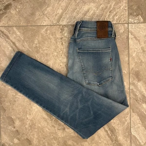  Replay anbass - Snygga blå jeans från Replay i bra skick. De har en klassisk femficksdesign och en bekväm passform. Perfekta för både vardag och fest! 🕺32/32