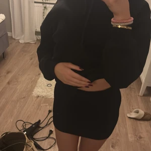 Svart Glitter kjol - Svart tajt kjol med insytt glitter. Super snygg och passar perfekt till nyår och andra festligheter. Säljer då den knappt är använd🎉💕💕