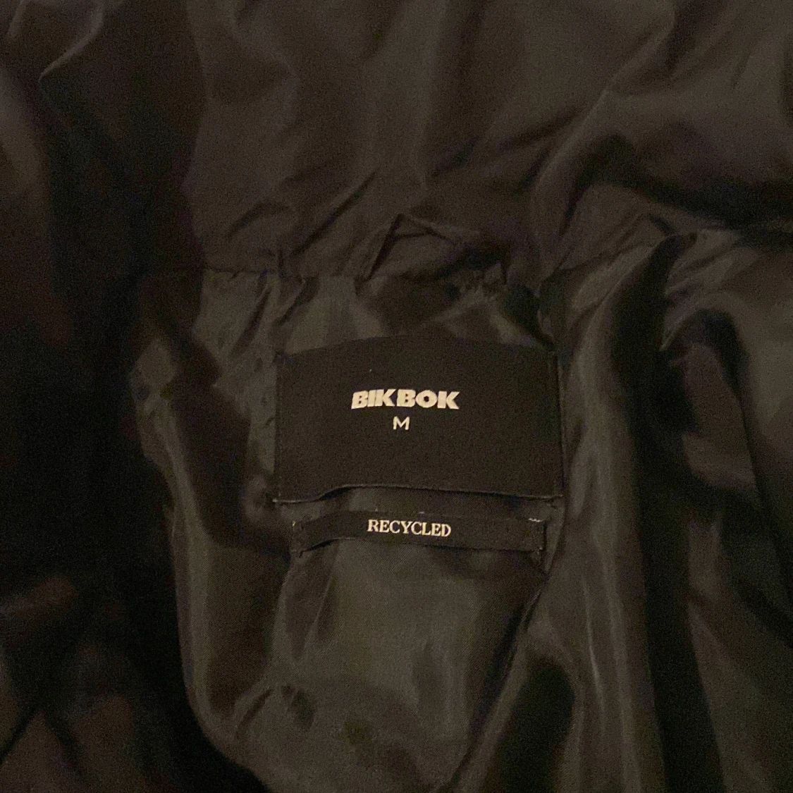 Svart dunväst från Bik Bok - 90