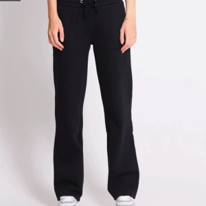 Svarta mjukisbyxor med snörning - Snygga och bekväma svarta mjukisbyxor med elastisk midja och snörning. Perfekta för en avslappnad stil. Byxorna har en rak passform och är tillverkade i ett mjukt material. Orginal pris 200kr