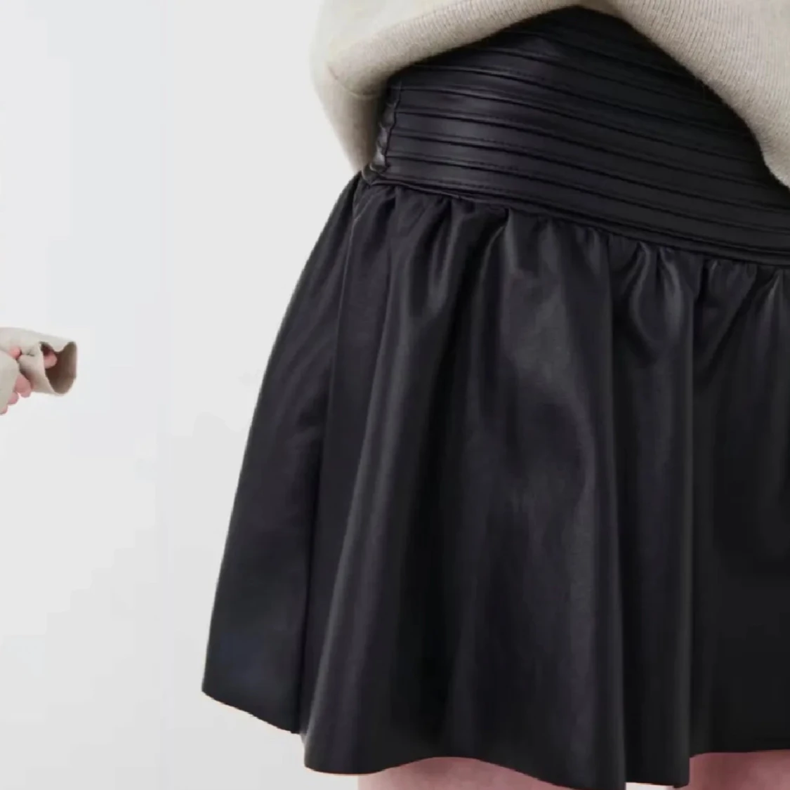 Svart kjol i skinnimitation - 90