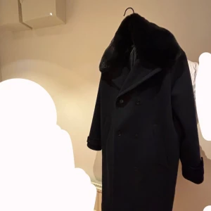 Svart kappa med äkta päls - Säljer en svart kappa med äkta päls från Indiska. Den är jättefin och helt ny med prislappen kvar. Jag har aldrig använt den, köpte den för 1300 kr men säljer den nu för 500 kr. Den är Mörkblå med pälsen svart. Storlek M passar oxå S det ser ut stor i bilden men det är inte det!