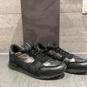 Valentino rockrunners  - Feta rockrunners perfekta nu i vinter stl 41 men passar 42. Diskret color way. Mycket bra skick Box och duatbags kommer med. Bara skriva om ni har näcks funderingar 
