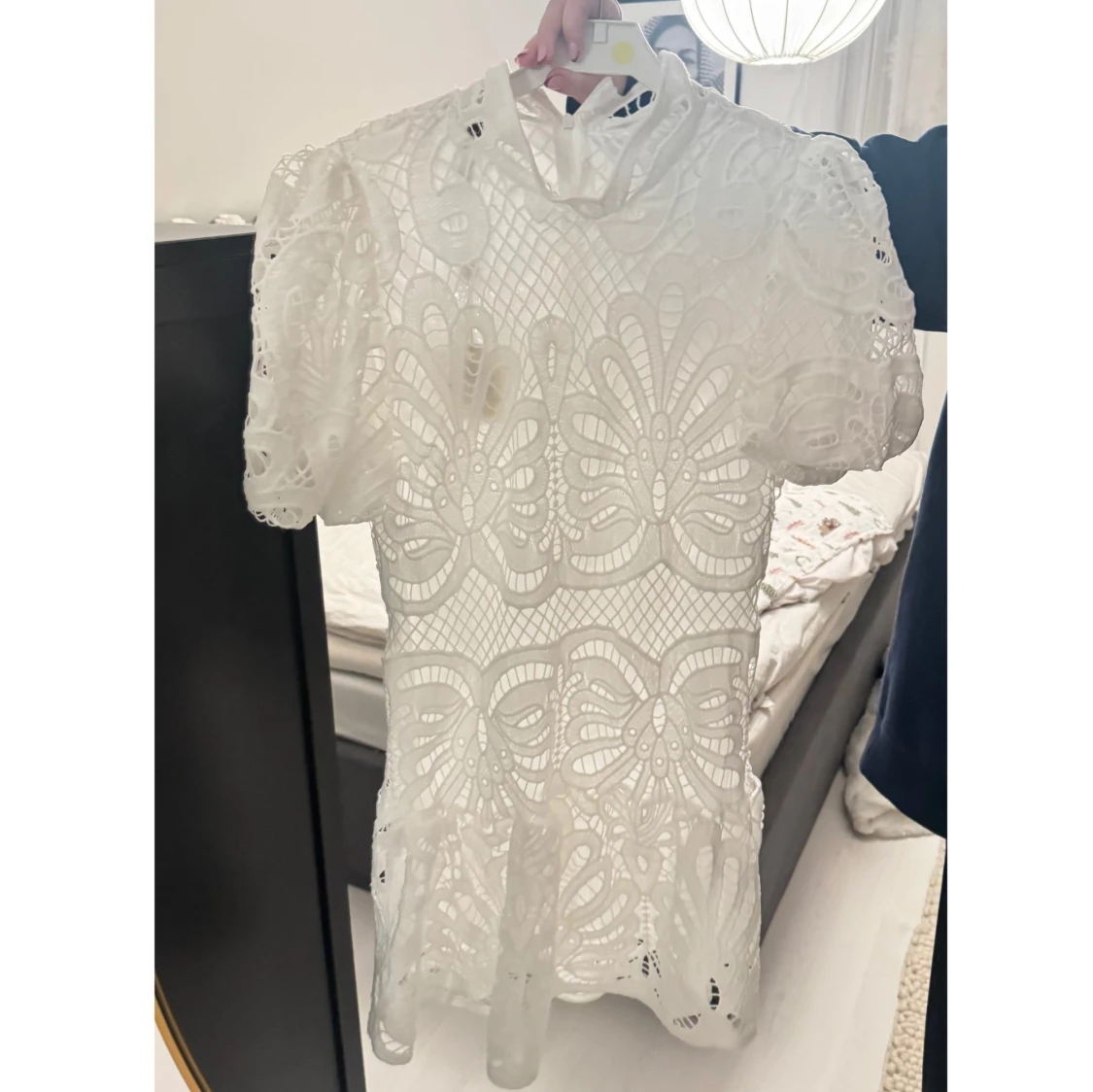 Vit spetsklänning med puffärmar - 90