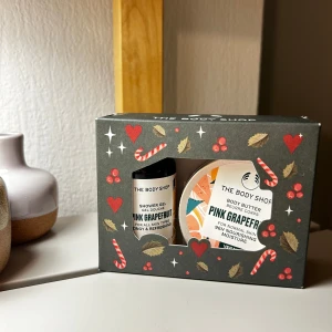 Presentset med Pink Grapefruit från The Body Shop - Juligt Presentset från The Body Shop med Pink Grapefruit duschgel och body butter. Oanvänt. Nyskick. Hör av vid frågor