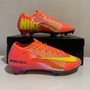 Nike Mercurial Vapor 16 Elite FG - Nike Mercurial Vapor 16 Elite FG SE ”Cosmic Speed 2”✨, Skick- 10/10, väskan och box ingår🎒📦