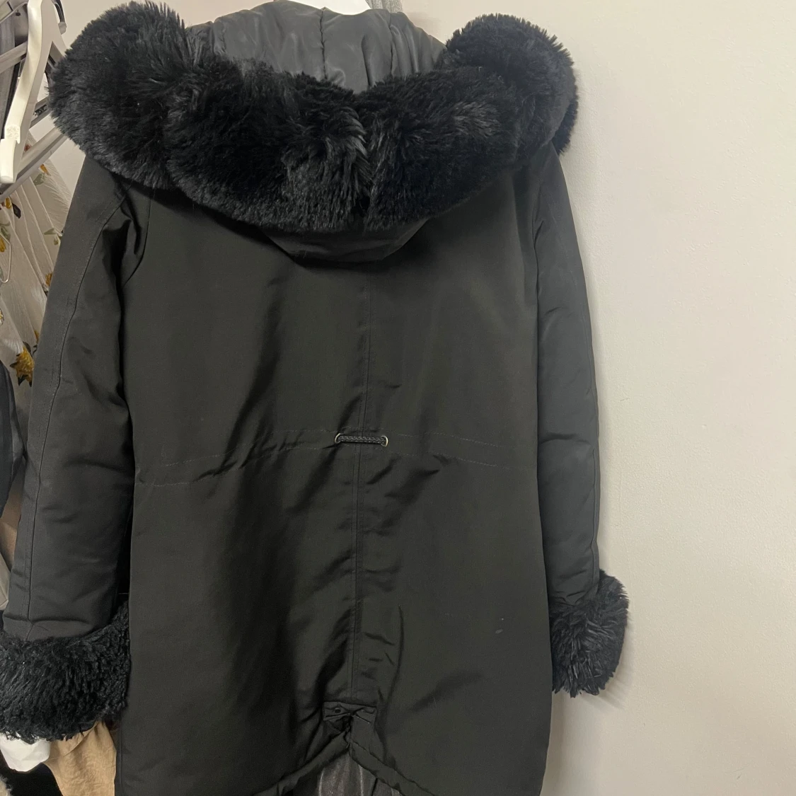 Svart vinterjacka med päls  - 91