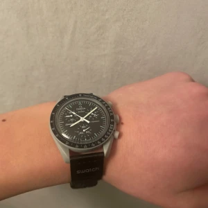 Omega x Swatch Speedmaster Moonwatch - Snygg Omega x Swatch Speedmaster Moonwatch från Bioceramic MoonSwatch Collection. Klockan är i mycket bra skick och fungerar jättebra. Äktenskapsbevis kommer med plus kartong och bruksanvisningar m.m. Nypris ligger på runt 5000kr. Skriv för frågor! Allt kan diskuteras!