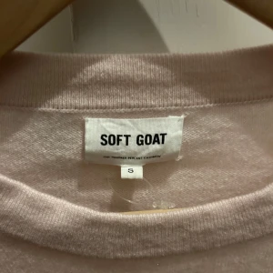 Ljusrosa kashmirtröja från Soft Goat - Säljer en ljusrosa kashmirtröja från Soft Goat i storlek S. Tröjan har rund hals och ribbade muddar. Mycket fint skick utöver två små hål på baksidan som knappt syns när den används. Går säkert att laga hos skräddare!