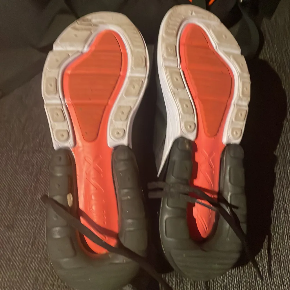 Säljer ett par svarta Nike Air 270 sneakers med vit sula. Skorna har snörning och en luftig design för extra komfort. Perfekta för både träning och vardag.. Kengät.