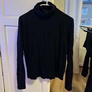 Polotröja Filippa K - Polotröja från Filippa K, bra skick förutom att en sömmen i ena armen har släppt se bild 5, lätt att sy med symaskin