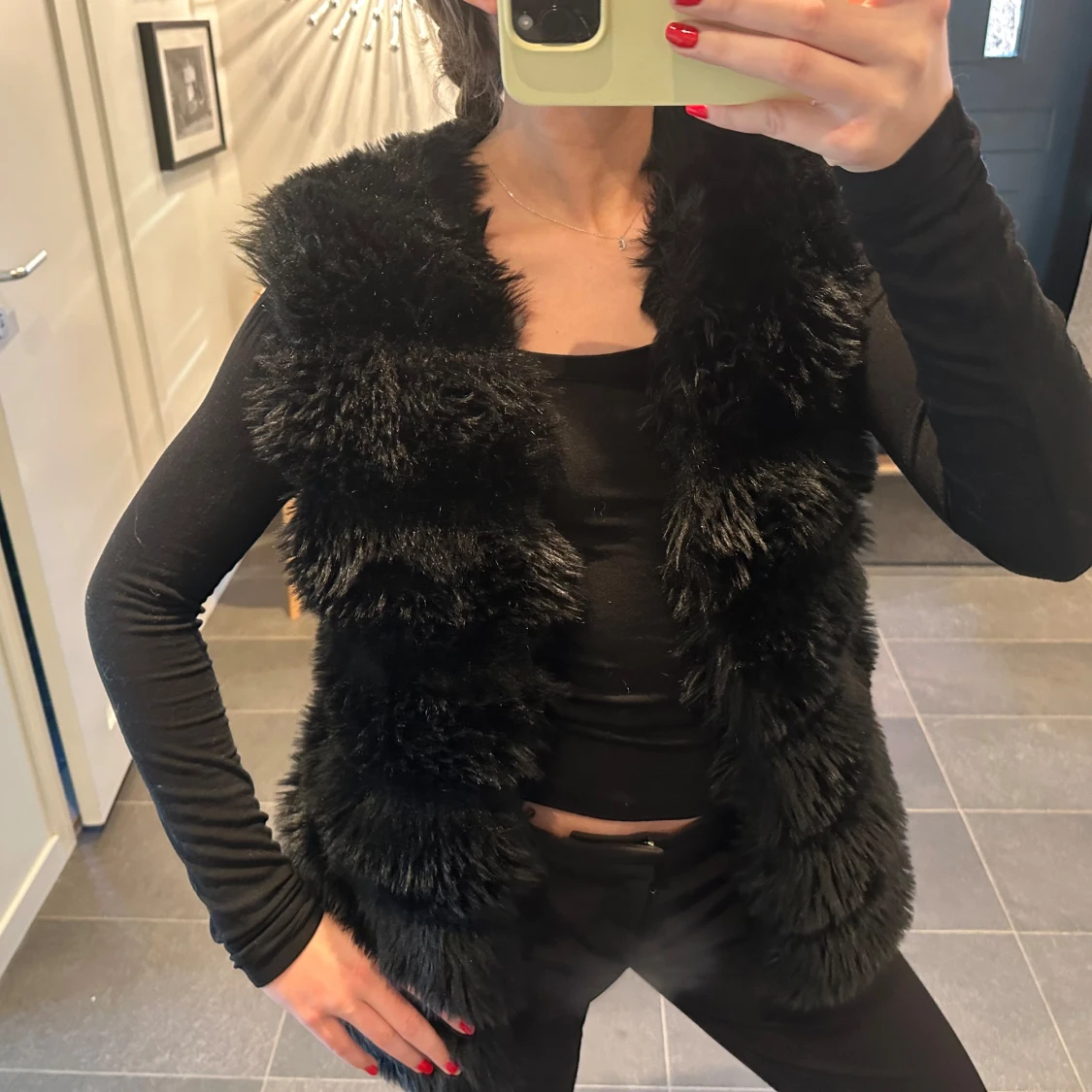 Svart pälsväst - 90