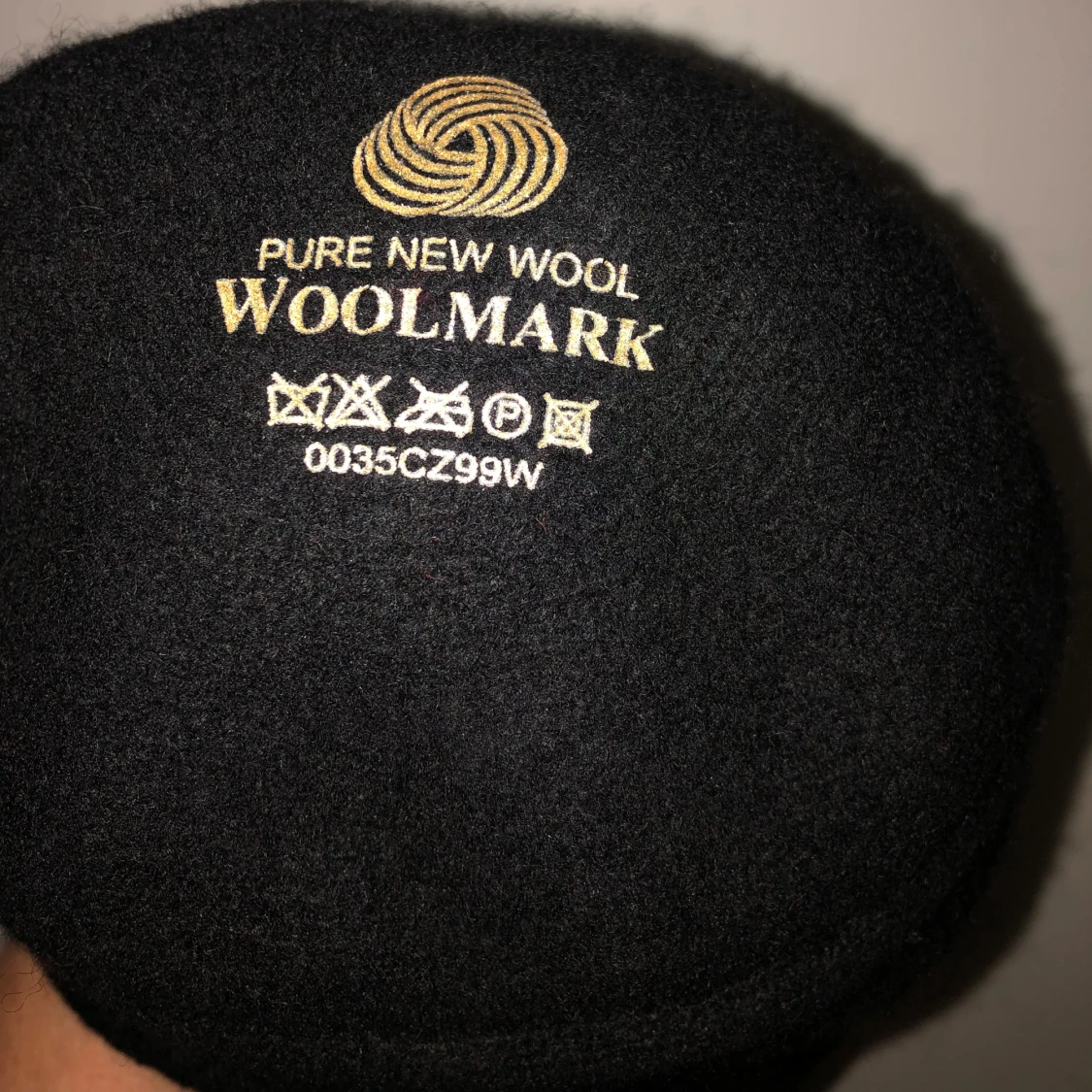 Svart ullhatt med dekorativ kant - 92