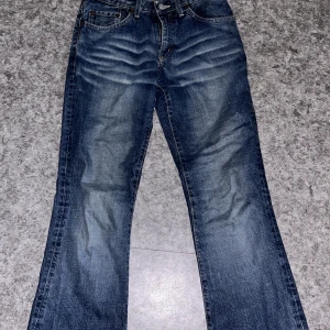 Blå jeans från Crocker - Snygga blå jeans från Crocker. Stl w28 l32. Bra skick.