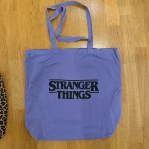 Stranger Things-tote  - Tore från Pull&Bear. Små defekter. Ca 40x45 cm