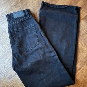 Svarta yoko jeans från Monki - Snygga svarta yoko jeans från Monki med hög midja och klassisk femficksdesign. De har en rak passform och är perfekta för en stilren look. Passar till många olika outfits och tillfällen.