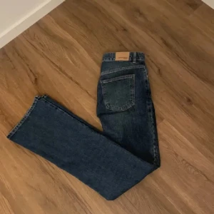 Lågmidjade jeans - Säljer dessa jeans från Gina då jag ej får någon användning för de, priset går absolut att diskutera☺️ hör gärna av er🤗