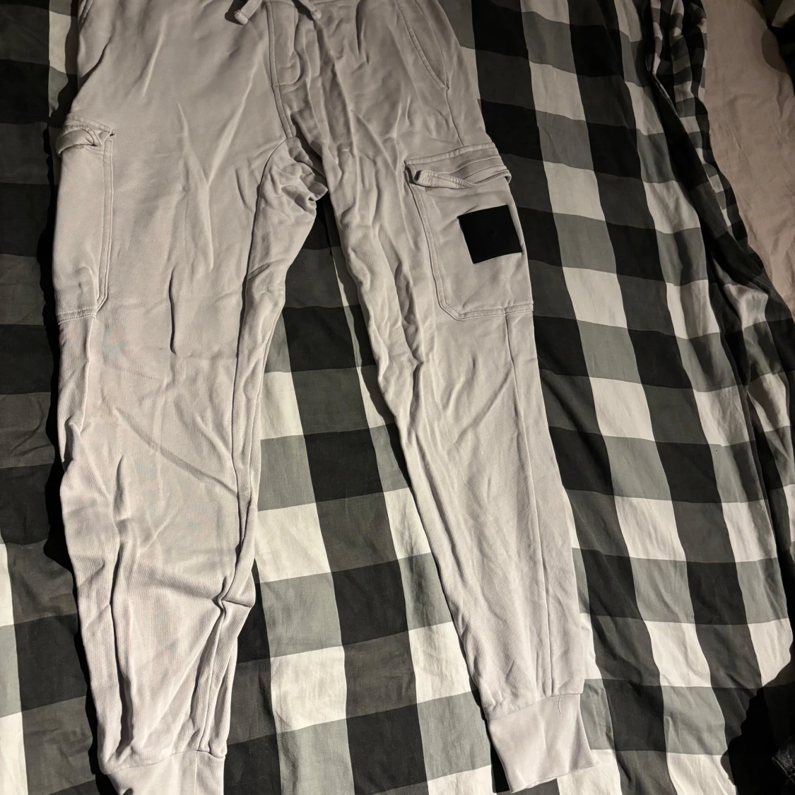 Grå cargopants från Peak Performance