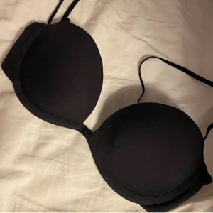 Svart BH från H&M - Säljer en stilren svart BH från H&M. Perfekt för vardagsbruk. Köpt för 200. Gratis frakt så passa på nu
