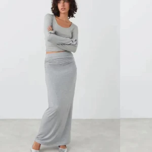 Grå långkjol med matchande topp - Säljer mitt gråa det från Gina Tricots soft touch kollektion🤍 Båda delarna är i XXS men passar mig som har XS