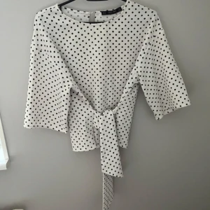 Prickig topp - Prickig topp från zara! Går att knyta! 🎀