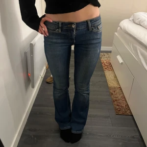 Lågmidjade jeans  - Säljer dessa mörkblåa lågmidjade jeans från Only! Storlek XS/30