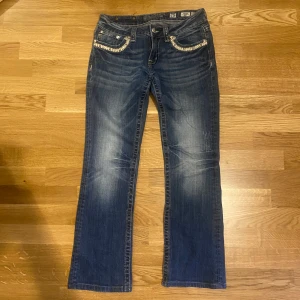 Miss Me jeans - Snygga blå  bootcut jeans från Miss Me med unika detaljer köpta i New york, i superbra skick men säljer då d inte är min stil längre! Midjemått: 38 Innebenslängd: 71💘
