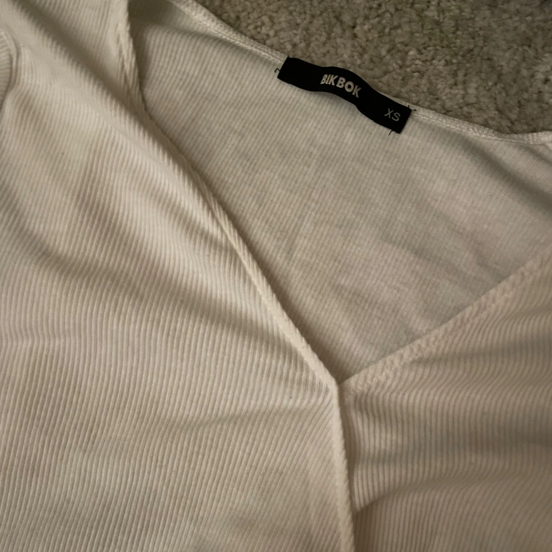 Vit ribbad omlottopp från Bik Bok