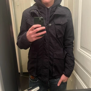WOOLRICH FIELD JACKET - Field jacket från Woolrich i väldigt bra skick!Killen på bilden är 178cm 66kg. Nypris över 5000kr mitt pris 1199kr! Kan gå ner i pris vid smidig affär🙌🏽🙌🏽
