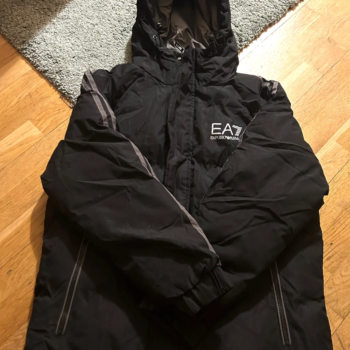 Svart dunjacka från Emporio Armani