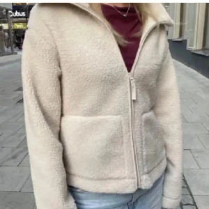 Beige teddyjacka från HM - Mysig beige teddyjacka med dragkedja. Jättemysig och den är knappt använd. Inga defekter / fläckar. Skriv för frågor eller fler bilder💕
