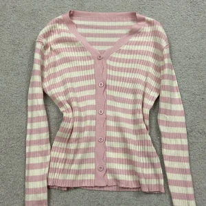 Rosa och vit randig kofta - Säljer en söt rosa och vit randig kofta har aldrig haft på mig storlek S