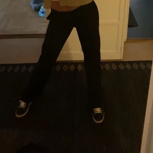  kostymbyxor från Bikbok - Snygga svarta byxor med en klassisk passform. Perfekta för en stilren look. Har 3 till som är högmidjad en i storlek 34 och en annan i storlek 38 och en i 32