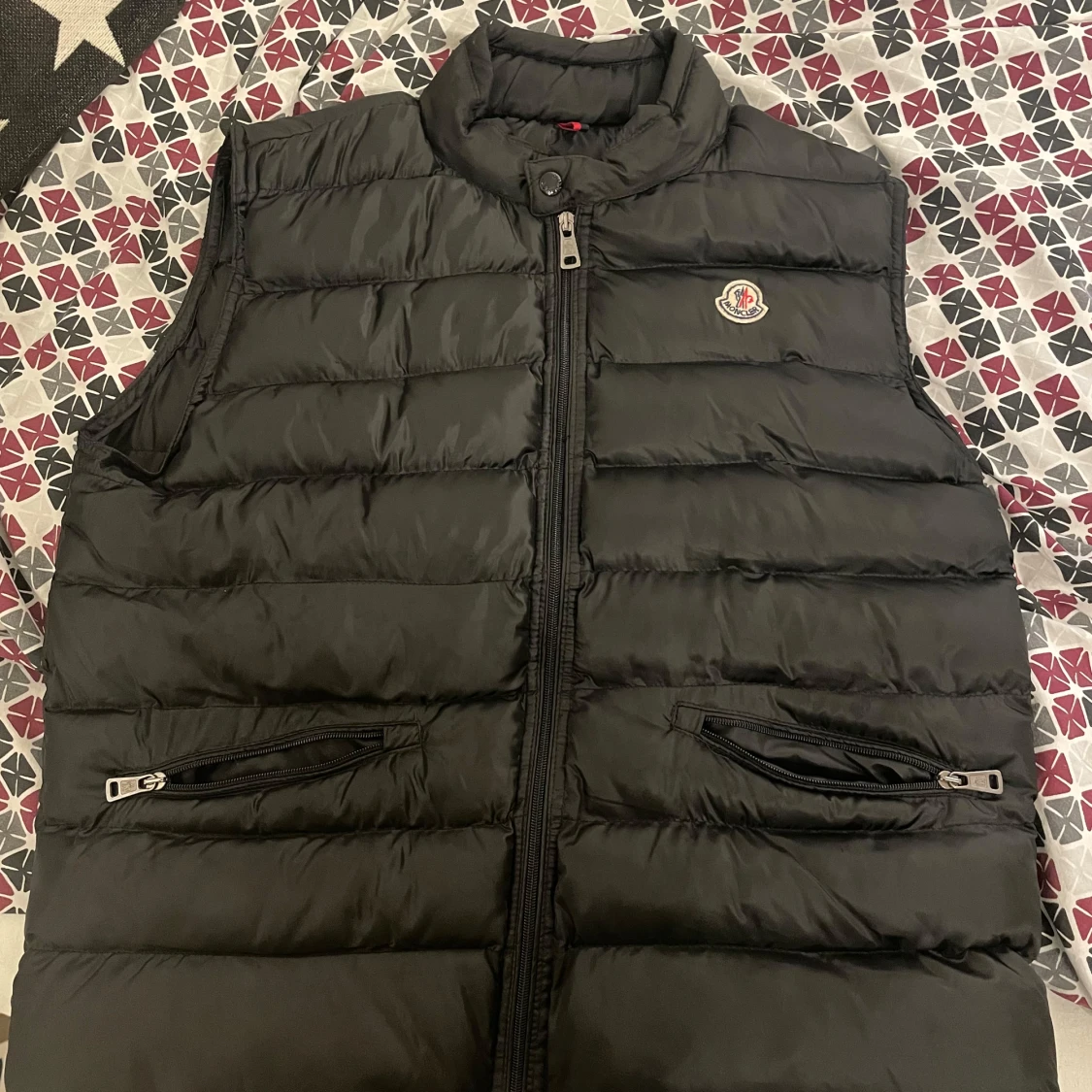 Svart dunväst från Moncler