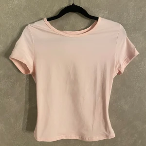 Ljusrosa t-shirt från Shein - Säljer en enkel och stilren ljusrosa t-shirt från Shein. Den är tillverkad i en mjuk blandning av polyester och elastan, vilket ger en skön stretch. Perfekt basplagg för alla tillfällen!😍