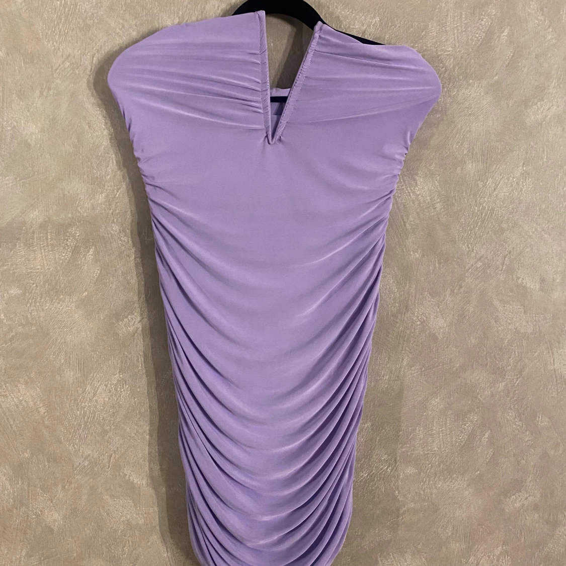 Ljuslila klänning från Femme Luxe