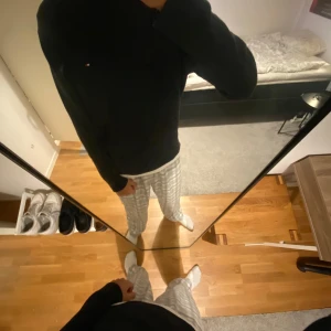 Svart tröja från Tommy Hilfiger - Säljer en stilren svart tröja från Tommy Hilfiger i storlek S. Tröjan är gjord av en mjuk blandning av Pima Cotton och kashmir, vilket gör den superbekväm och perfekt för både vardag och lite finare tillfällen. Den har långa ärmar och en liten logga på bröstet. Passar perfekt till höst och vinter!