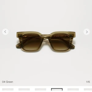 Chimi solglasögon 04 - Säljer chimi solglasögon i 04 i den gröna färgen då jag köpte large och aldrig orkade skicka tillbaka dom då dem var lite för stora, därmed helt oanvända. Allt tillkommer.