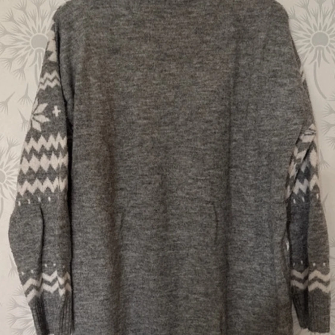 Grå stickad tröja med mönster - 1