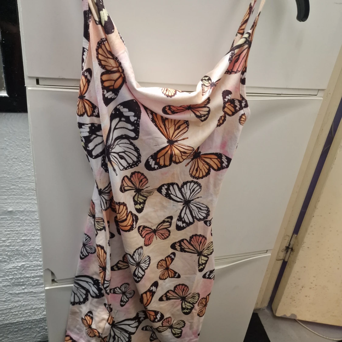 Sommarklänning med fjärilsmönster