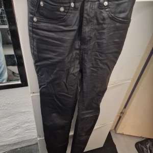 Svarta jeansbyxor - Snygga svarta "skinn"byxor stl S