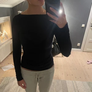 Intimismi tröja  - Marinblå intimissmi tröja i storlek S. Använd ett fåtal gånger och därför i väldigt bra skick. 