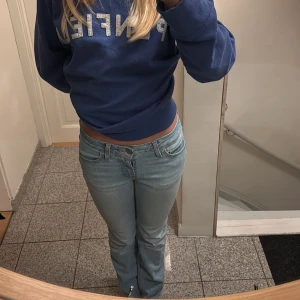 Levi's Superlow Bootcut Jeans - Snygga ljusblå Levi's jeans i modellen Superlow Boot. De har låg midja och är bootcut, supersnygga och inga defekter! Lite korta på mig som är 170cm, storlek 25/32💕Köpta för 1000