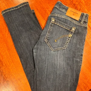 Blå jeans från Dondup - Dessa jeans är väl använda, skriv vid minsta fundering 